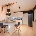L&R Luxury Apartment- Free Parking