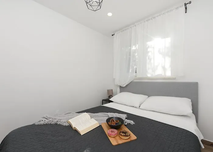 L&R Luxury Apartment- Free Parking